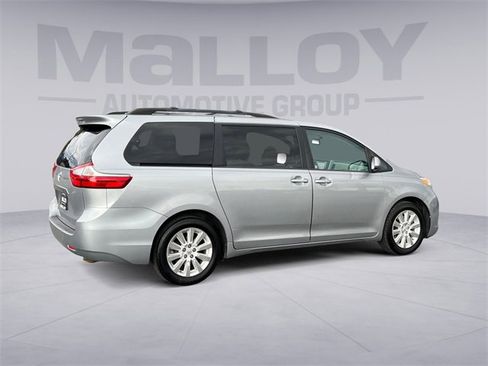 Used 2015 Toyota Sienna LE image 5