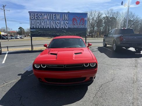 Used 2023 Dodge Challenger SXT image 2