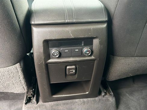 Used 2022 Chevrolet Traverse LT image 24