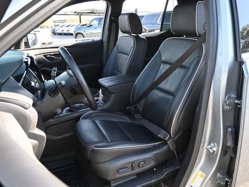Used 2023 Chevrolet Traverse Premier FWD image 17