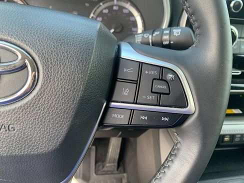 Used 2024 Toyota Highlander XLE AWD/4WD image 28