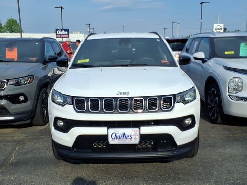 Used 2025 Jeep Compass Latitude AWD/4WD image 2