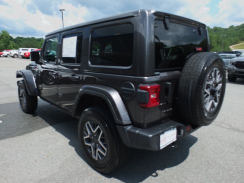 Used 2025 Jeep Wrangler Unlimited Sahara AWD/4WD image 5