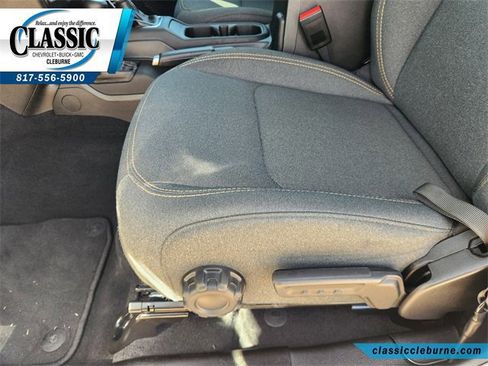 Used 2025 Jeep Wrangler Sahara image 25