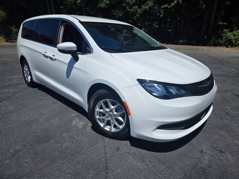 Used 2022 Chrysler Voyager LX FWD image 3