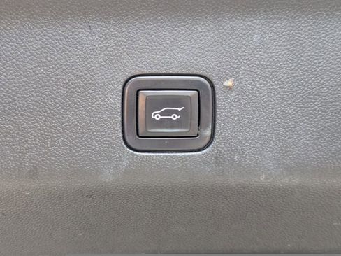 Used 2022 GMC Yukon XL Denali AWD/4WD image 16