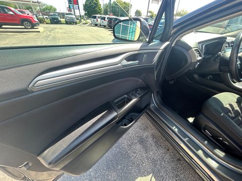 Used 2020 Ford Fusion SE FWD image 6