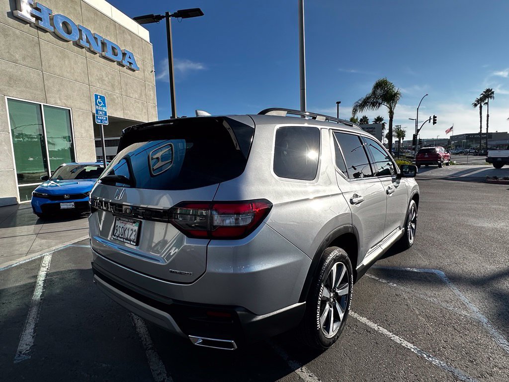 Used 2025 Honda Pilot Touring image 8