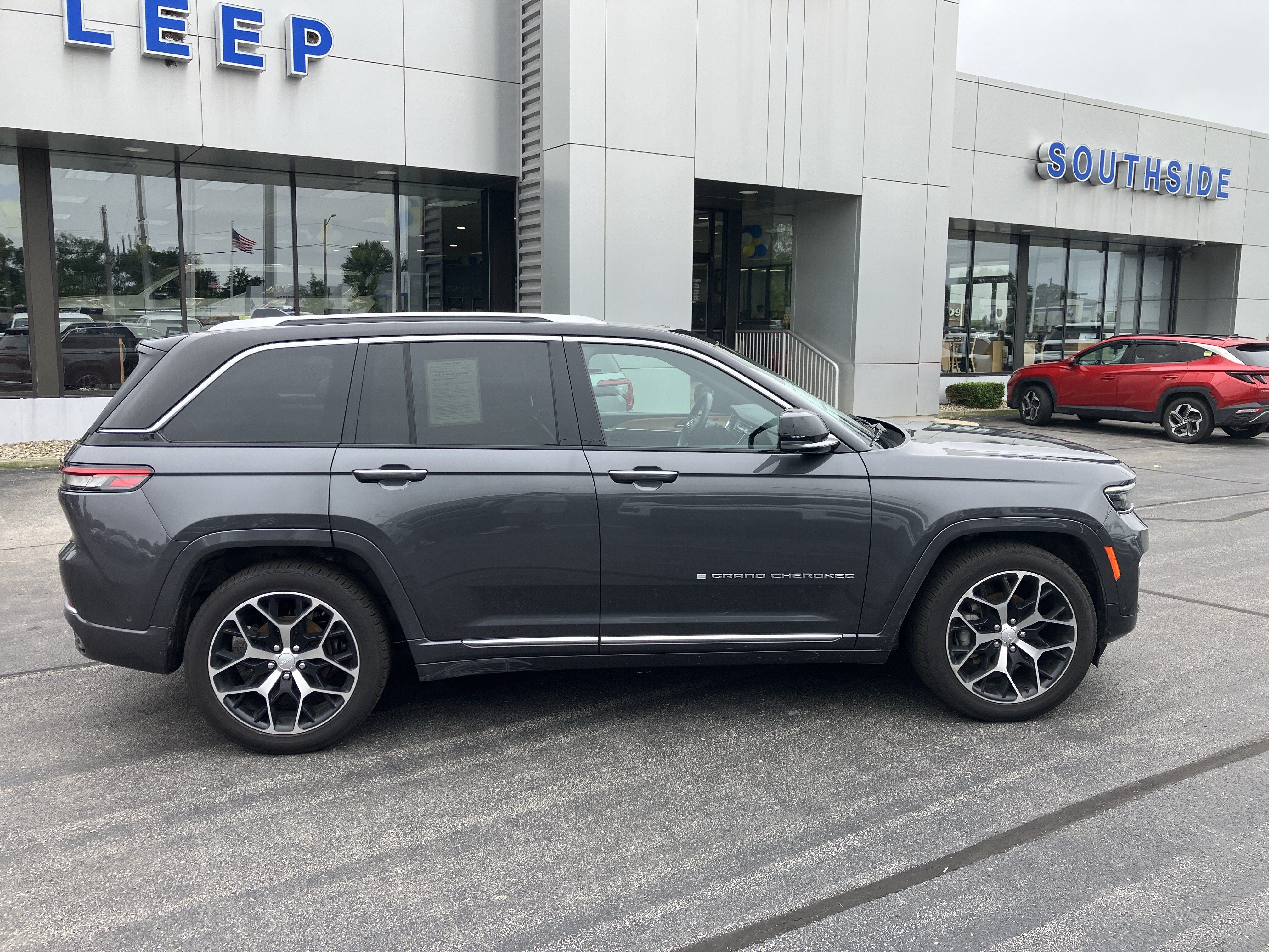 Used 2022 Jeep Grand Cherokee Summit AWD/4WD image 8