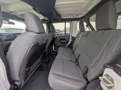 Used 2024 Jeep Wrangler Rubicon image 12