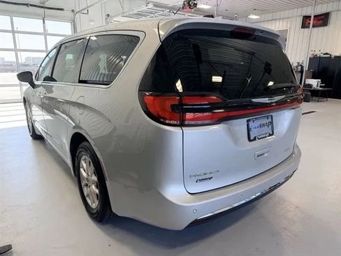 Used 2024 Chrysler Pacifica Touring-L FWD image 5