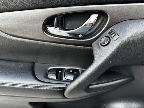 Used 2015 Nissan Rogue SV image 18