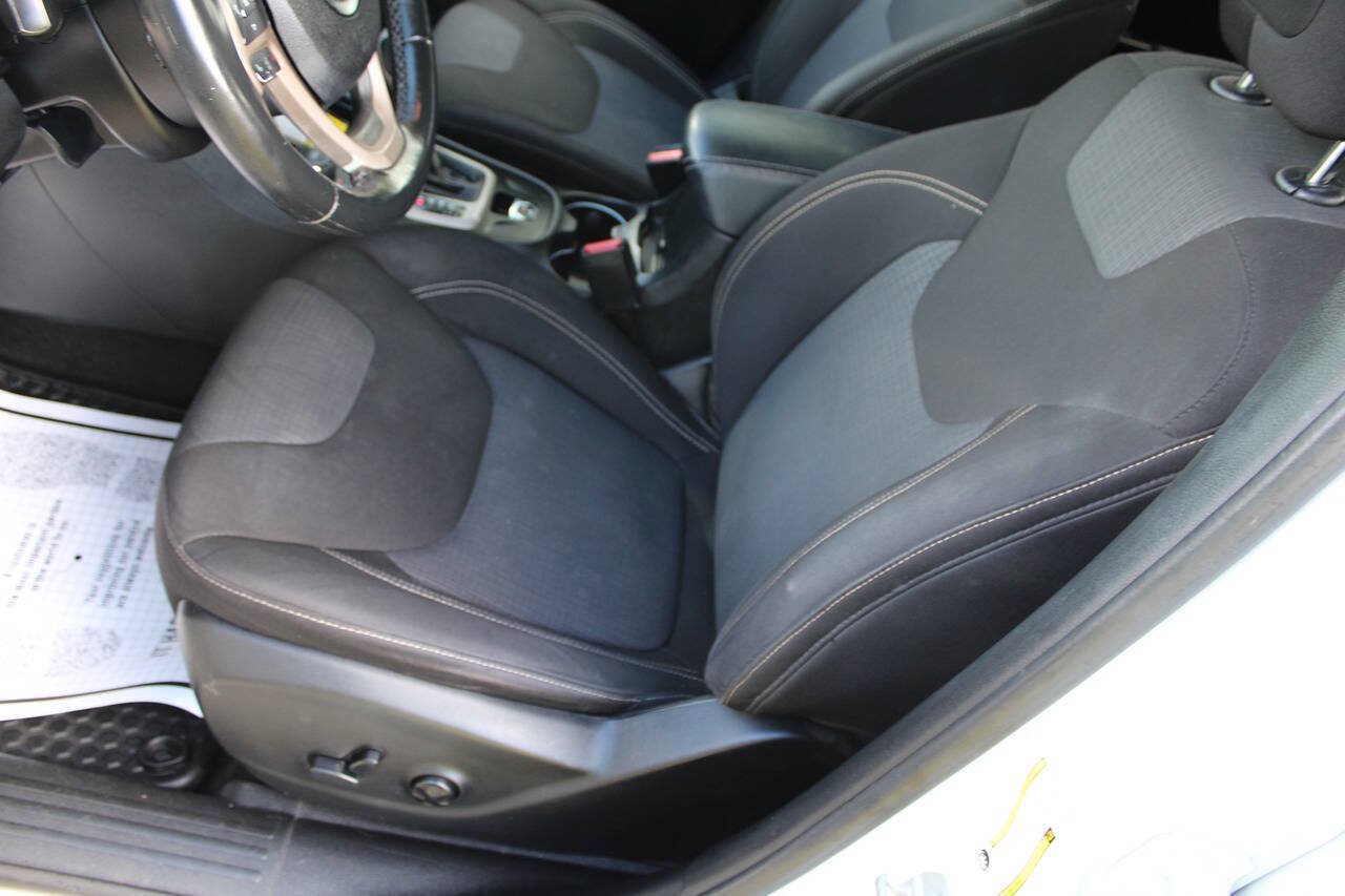Used 2015 Jeep Cherokee Latitude w/ Comfort/Convenience Group AWD/4WD image 16
