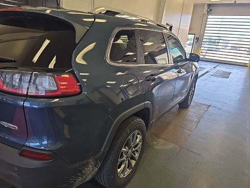 Used 2019 Jeep Cherokee Latitude Plus w/ Comfort/Convenience Group AWD/4WD image 3