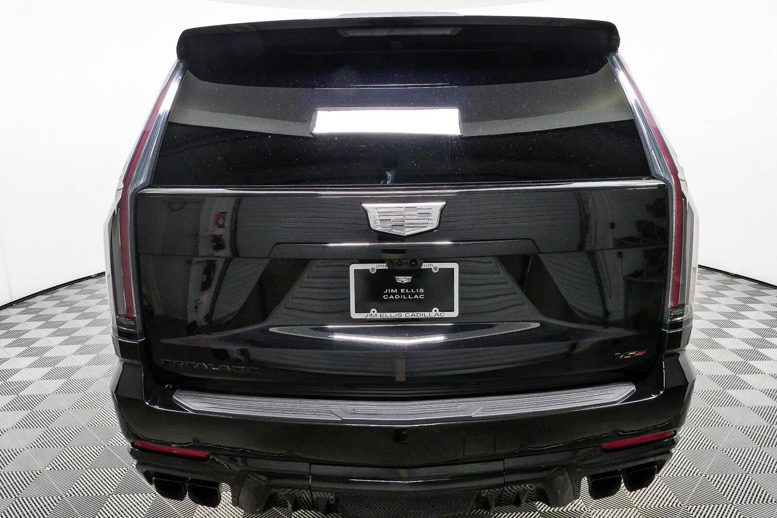 Used 2025 Cadillac Escalade ESV V w/ LPO, ONYX Package AWD/4WD image 32