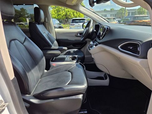 Used 2023 Chrysler Pacifica Touring-L FWD image 19