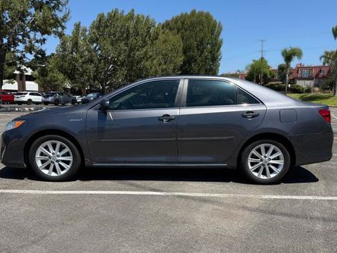 Used 2014 Toyota Camry XLE w/ Moonroof Package FWD image 3