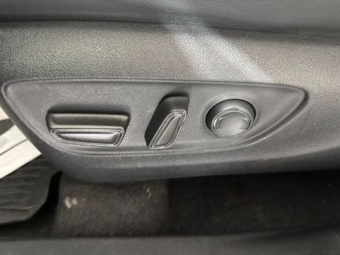 Used 2023 Toyota Highlander XLE FWD image 19