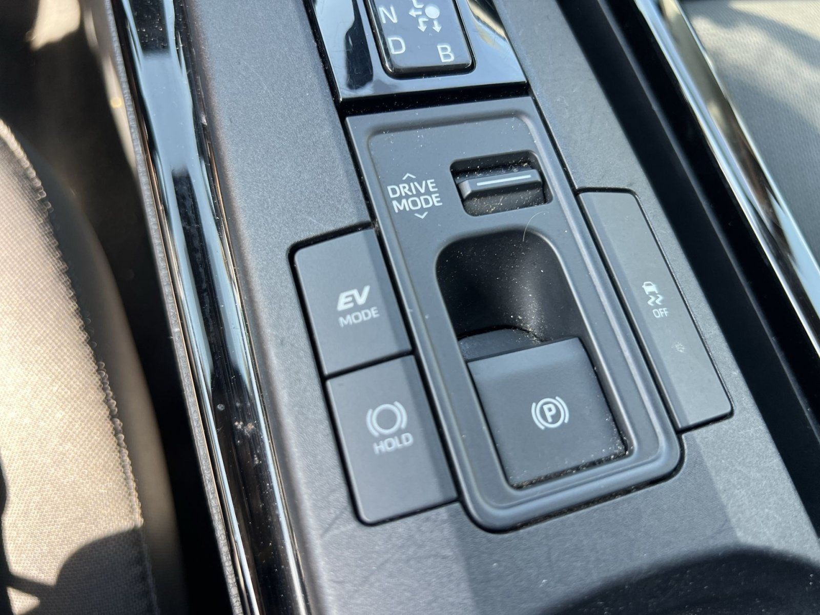 Used 2025 Toyota Prius LE FWD image 26