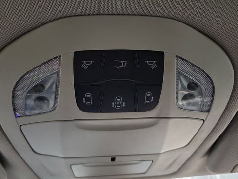 Used 2021 Chrysler Voyager Lxi image 20