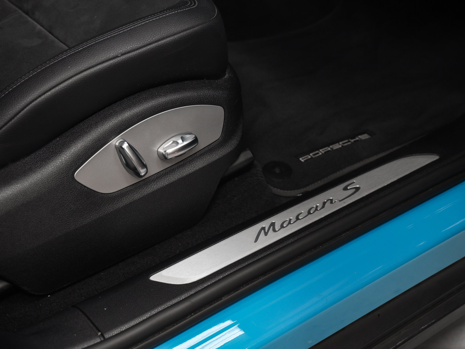 Certified 2021 Porsche Macan S AWD/4WD image 18