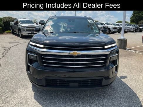 Used 2025 Chevrolet Traverse LT w/ Driver Confidence Package FWD image 2