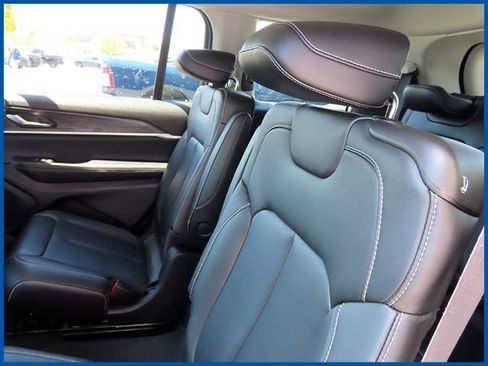 Used 2023 Jeep Grand Cherokee L Limited AWD/4WD image 10