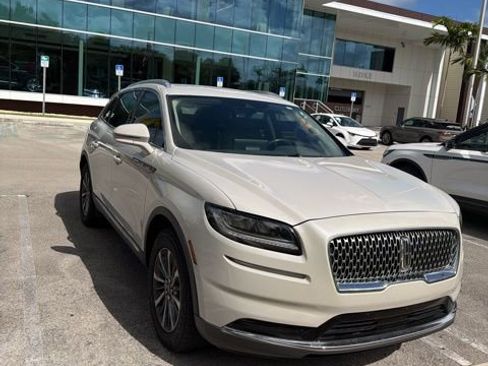 Used 2023 Lincoln Nautilus Standard image 3