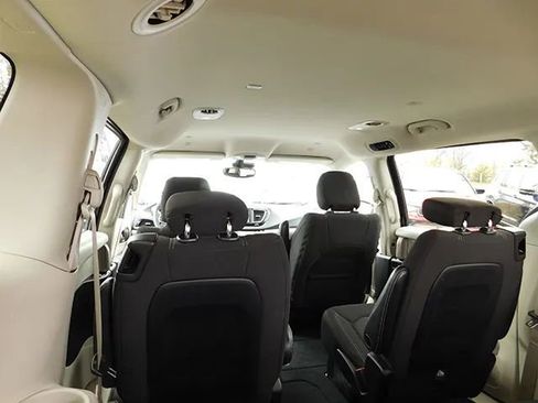 Used 2023 Chrysler Voyager LX FWD image 7