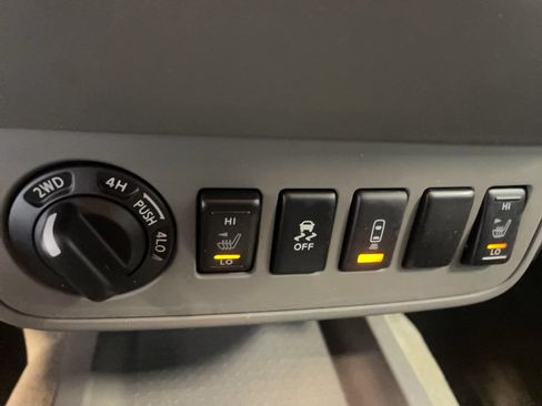 Used 2017 Nissan Frontier SV w/ SV Value Truck Package AWD/4WD image 8