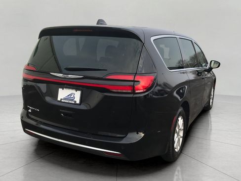 Used 2024 Chrysler Pacifica Touring-L image 19