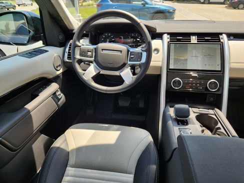 Used 2025 Land Rover Discovery S AWD/4WD image 13