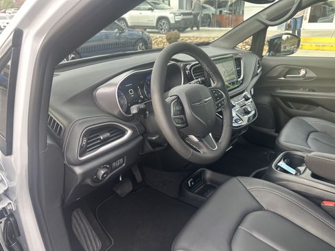 New 2026 Chrysler Pacifica Select FWD image 14