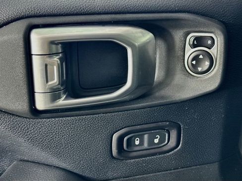 Used 2018 Jeep Wrangler Unlimited Sahara AWD/4WD image 22
