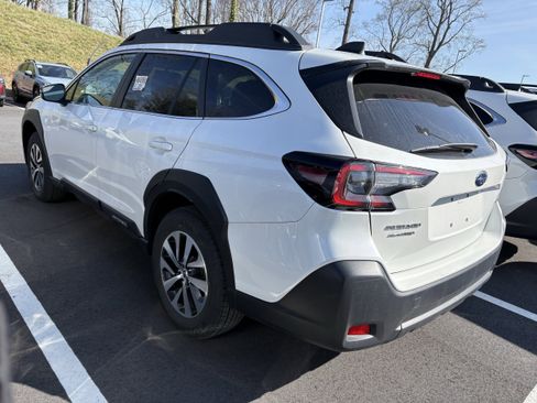 Used 2025 Subaru Outback Premium image 4
