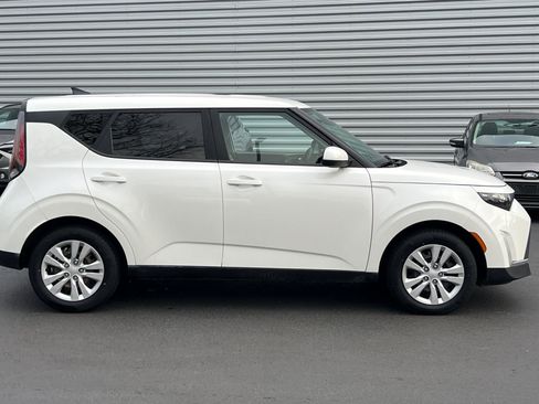 Used 2023 Kia Soul LX image 3
