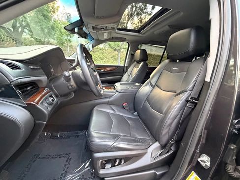 Used 2018 Cadillac Escalade Luxury RWD image 10