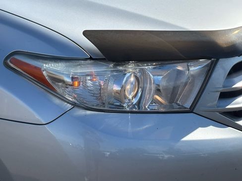 Used 2012 Toyota Highlander SE w/ Tow Pkg image 5