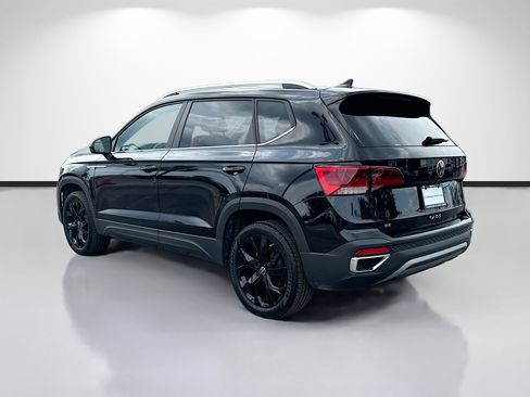 Used 2023 Volkswagen Taos SE w/ Panoramic Sunroof Package FWD image 5