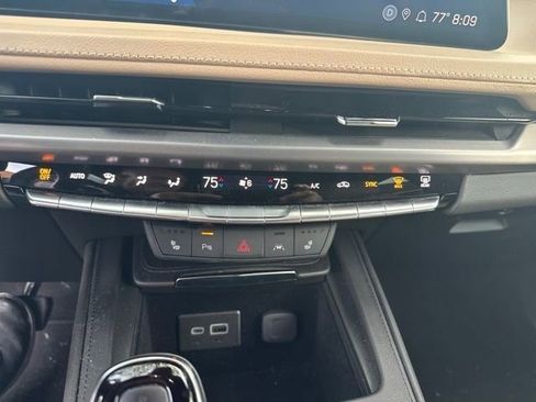 Used 2024 Cadillac XT4 Luxury w/ Cold Weather Package FWD image 11