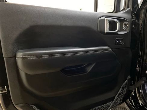 Used 2022 Jeep Wrangler Unlimited Sahara AWD/4WD image 16