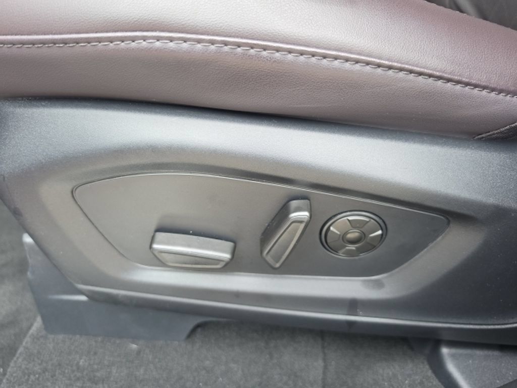 Used 2025 Ford Explorer Platinum AWD/4WD image 9