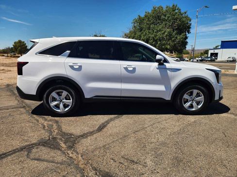 Used 2026 Kia Sorento LX FWD image 5