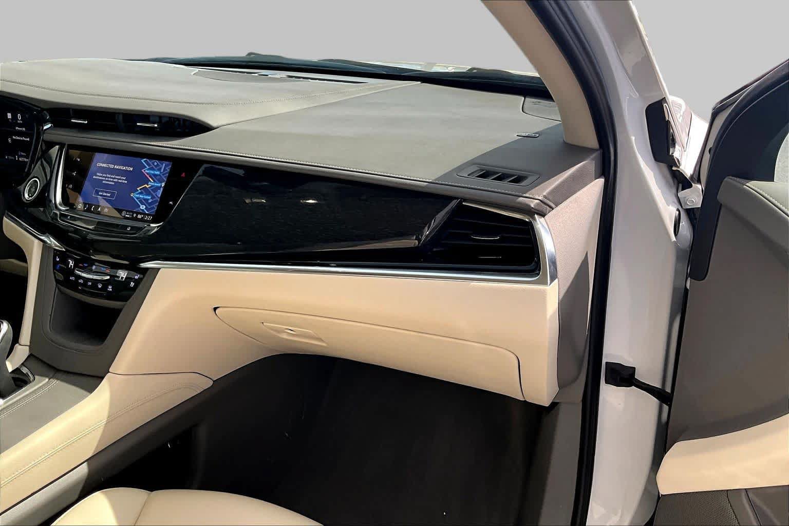 Used 2022 Cadillac XT6 Premium Luxury w/ Technology Package FWD image 17