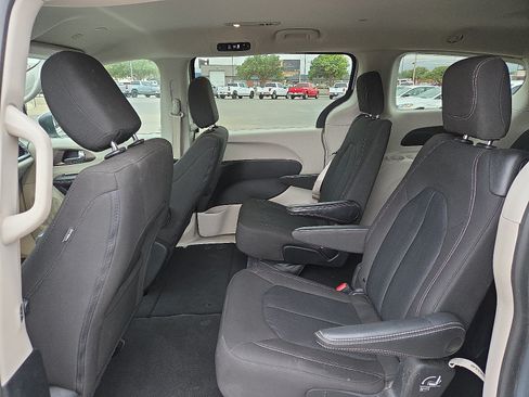 Used 2023 Chrysler Voyager LX FWD image 9