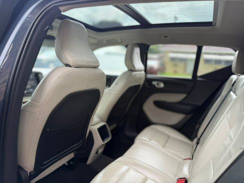 Used 2022 Volvo XC40 T5 Momentum AWD/4WD image 25