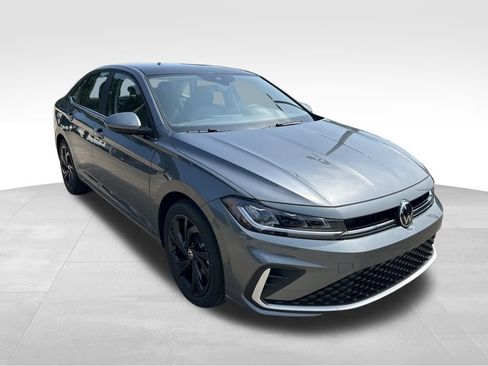 Used 2025 Volkswagen Jetta SE w/ Sunroof Package image 2