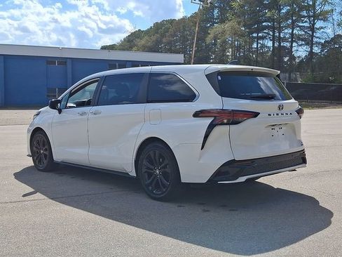 Used 2023 Toyota Sienna XSE FWD image 3