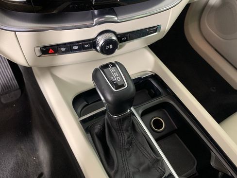 Used 2019 Volvo XC60 T5 Momentum w/ Premium Package image 24