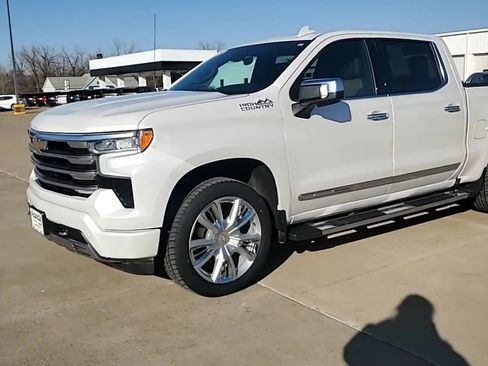 Used 2025 Chevrolet Silverado 1500 High Country w/ High Country Premium Package AWD/4WD image 4